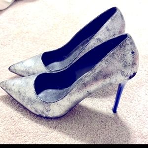 Y2k Silver pointed toe pump with blue heel